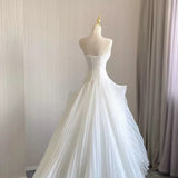 Niulatu Ball Gown Strapless Sleeveless White Tulle Wedding Dresses With Ruffles HZ1110