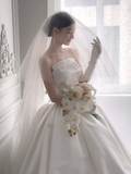 Niulatu Elegant Ball Gown Strapless White Satin Applique With Veil Gloves Long Wedding Dresses HZ1110