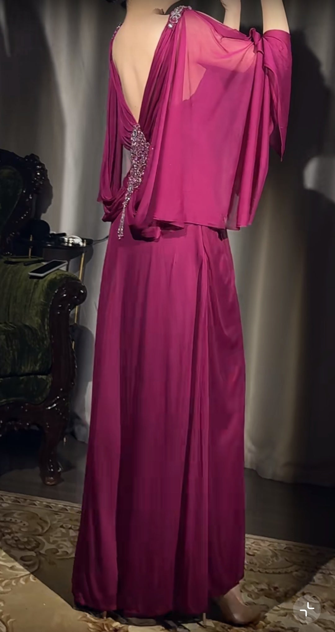 Niulatu A-Line Grape V-neck Long Prom Dress Glam Sleeveless Chiffon Evening Dress HZ1103