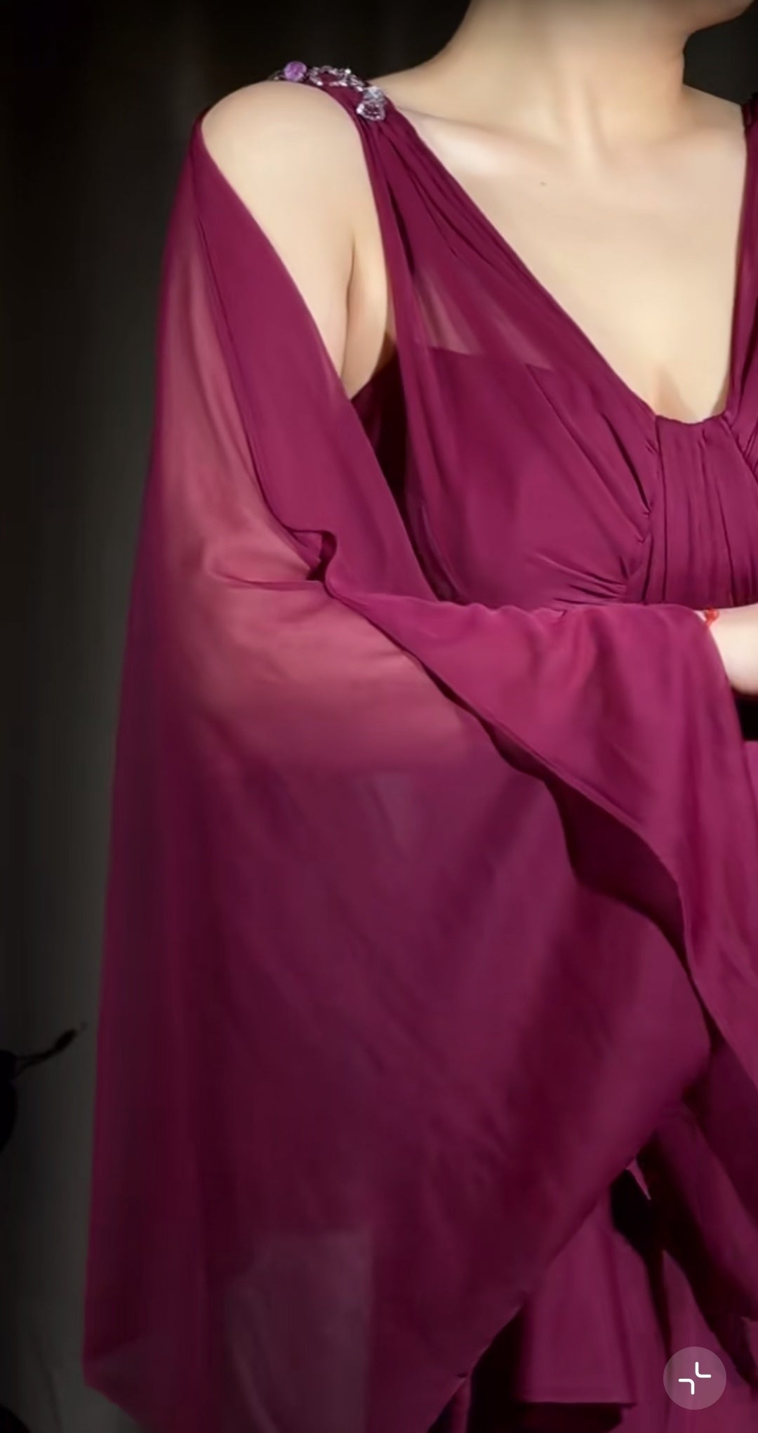 Niulatu A-Line Grape V-neck Long Prom Dress Glam Sleeveless Chiffon Evening Dress HZ1103