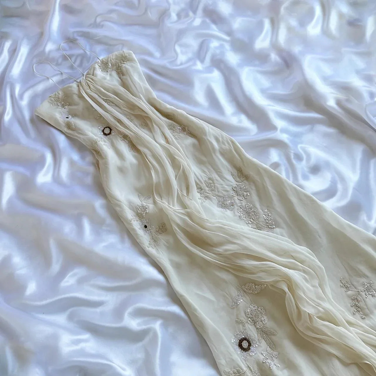 Niulatu White Spaghetti Straps Chiffon Sheath Gentle Prom Dresses with Beading HZ1103