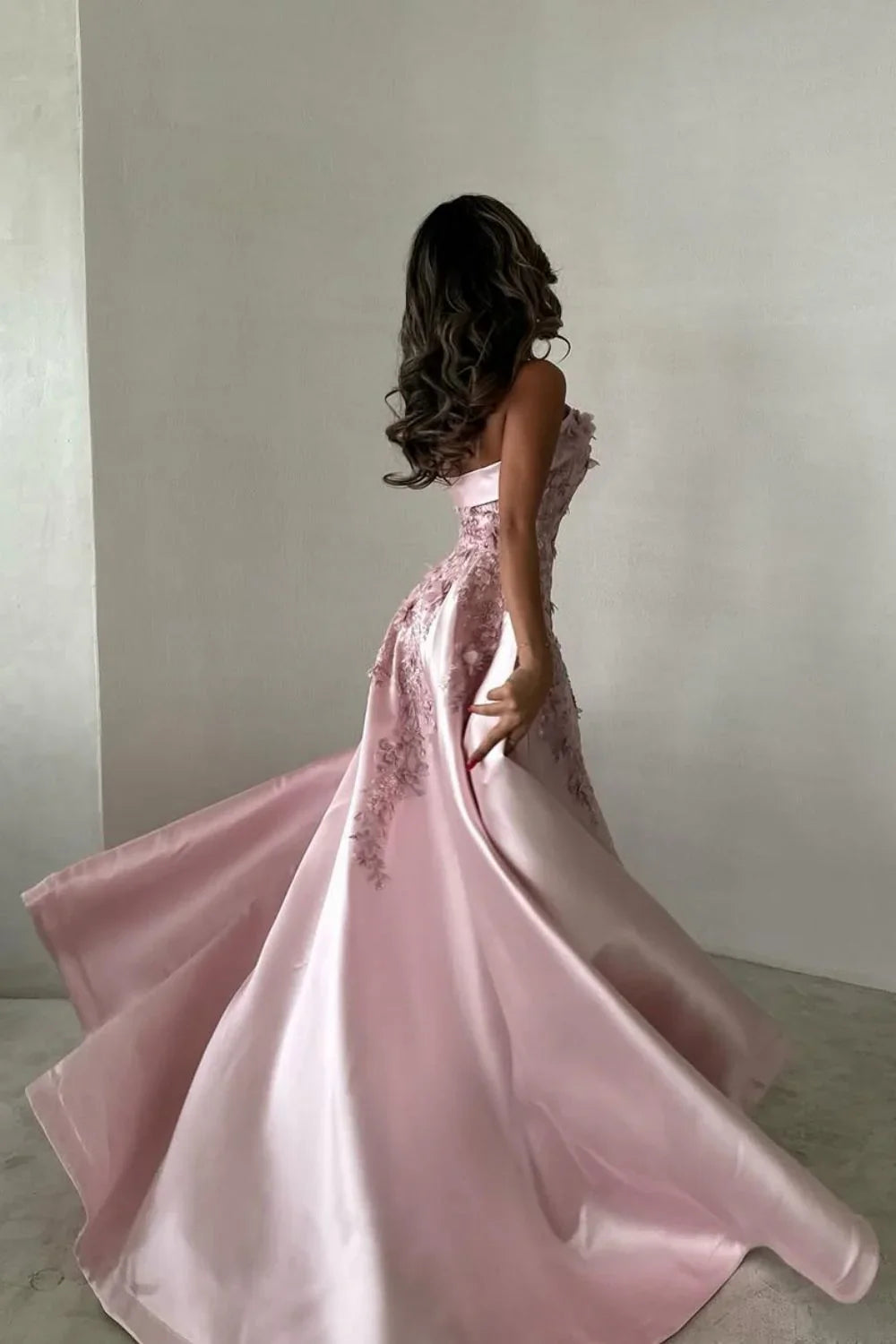 Niulatu Pink A-Line Strapless Satin Prom Dress with Appliques Train Evening Gowns HZ1103