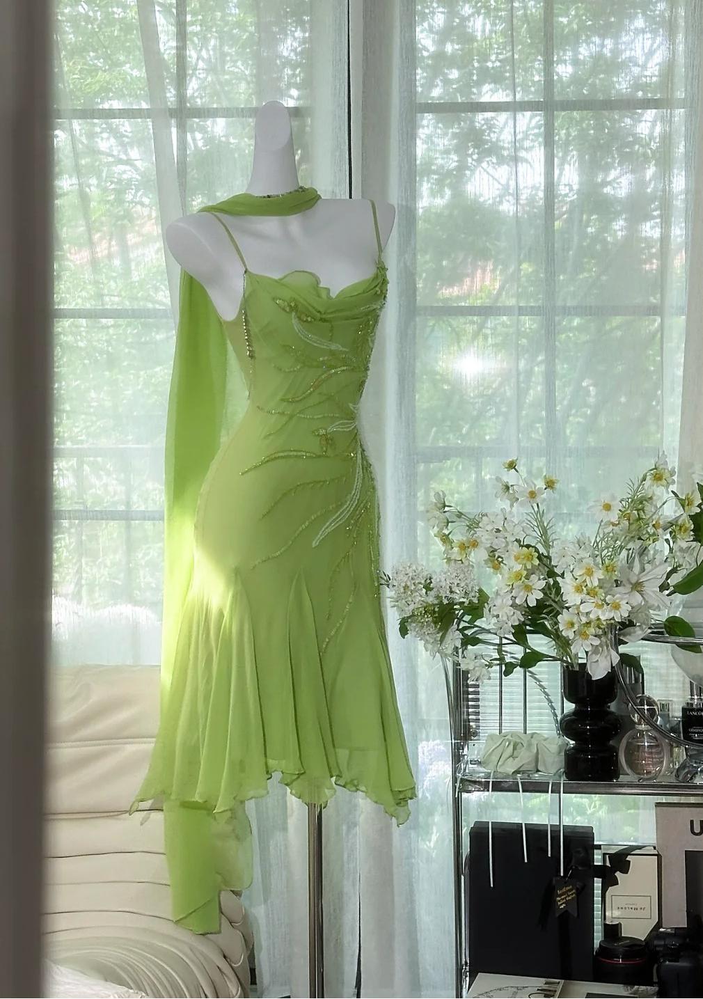 Niulatu Bud Green Sheath Short Prom Dresses Chiffon Beaded Backless Party Dress HZ1103
